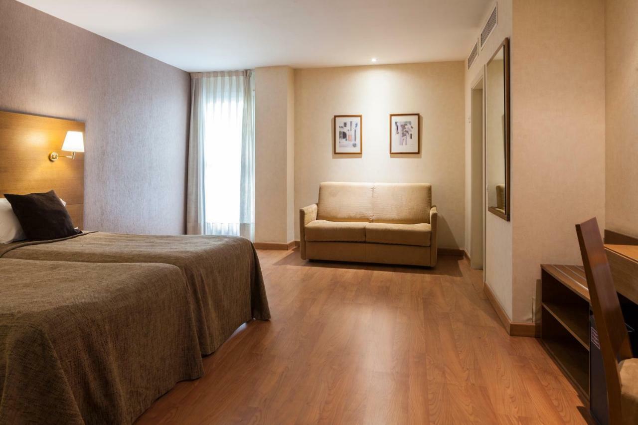 Double or Twin Room with Extra Bed,813386586:JPEG